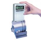 TR110袖珍式表面粗糙度儀具有測量精度高、測量范圍寬、操作簡便、便于攜帶、工作穩(wěn)定等特點，可以廣泛應(yīng)用于各種金屬與非金屬加工表面的檢測，該儀器是傳感器主機(jī)一體化的袖珍式儀器，具有手持式特點，更適宜在生產(chǎn)現(xiàn)場使用。