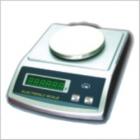 YP16001電子天平,具備多種計(jì)量單位轉(zhuǎn)換，記數(shù)功能及動(dòng)物稱重功能。交直流兩用，便于攜帶和野外操作?？裳b置RS232C 輸出接口。稱量范圍:0-1600g.可讀性:100mg.稱盤(pán)尺寸:ф145×178 mm.電源:交直流電兩用