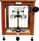 6SP-200半自動分析天平,產(chǎn)品適用于工礦企業(yè)，科學(xué)研究機構(gòu)化驗室、實驗室作精密衡量分析測定。稱重:200g.分度值:1mg,騎馬標尺范圍:10mg-990mg.稱盤尺寸:Φ75mm

 