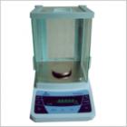 JA-5003 電子精密天平,新一代電磁式稱量傳感器，使產(chǎn)品的精度有了可靠保障。具有全自動故障檢測，自動校準(zhǔn)，超載保護(hù)等多種應(yīng)用程序。電源變壓器外置，減少溫度對天平稱量的影響.內(nèi)置RS232C接口，可直接連接計(jì)算機(jī)，打印機(jī)等。稱量范圍:0-500g.可讀性:1mg.稱盤尺寸:ф80mm