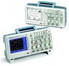 數(shù)字存儲(chǔ)示波器 TDS2012B 顯示： 彩色LCD ，帶寬：100MHz；通道數(shù)量：2  ；每通道取樣速度：1.0 GS/s；記錄長(zhǎng)度：2.5 K 點(diǎn)。通過(guò)前面板USB 端口支持可移動(dòng)數(shù)據(jù)存儲(chǔ)設(shè)備