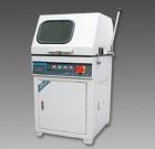 LSQ-100立式試樣切割機(jī)用于切割各種金屬、非金屬材料的樣,以便觀察材料金相、巖相組織。主軸轉(zhuǎn)速：2800轉(zhuǎn)/分鐘．砂輪片規(guī)格：350×2×32mm．最大切割直徑：100mm 
