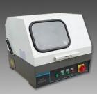 SQ-80 手動(dòng)試樣切割機(jī)用于切割各種金屬、非金屬材料的試樣，以便觀察材料金相、巖相組織。主軸轉(zhuǎn)速：2800轉(zhuǎn)/分鐘．砂輪片規(guī)格：250×2×32mm．最大切割直徑：80mm 
