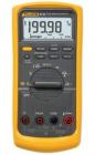 Fluke 83 V 數(shù)字多用表 高亮度的大數(shù)字顯示屏具有兩級背光，容易讀取測量結(jié)果,6000 字, 3-3/4 位,測量高達1000 V 交流和直流信號,連續(xù)測量30秒的10 A、20 A電流 
