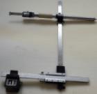 開口度及中心偏差測量儀主要用來測量工作輥裝配面與支承輥裝配面的中心線偏差，并能實際測量出工作輥裝配面開口度及支撐輥裝配面開口度。工作高度0-500mm，工作輥面開口度測量范圍400-350mm,支撐輥面開口度測量范圍620-590mm，測量精度0.02mm。