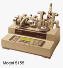 Taber 5135 & 5155 研磨儀是一種行業(yè)標(biāo)準(zhǔn)，用于陶瓷、塑料、紡織、金屬、皮革、橡膠和著色、著漆、電鍍表面等的磨損和耐用性測(cè)試。采用Taber 研磨儀進(jìn)行加速磨損測(cè)試,平臺(tái)旋轉(zhuǎn)速度60或72 圈每分鐘