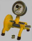 Elcometer1970 PFCV--便攜式工地校準(zhǔn)檢定裝置是用來確認(rèn)所使用的附著力測量儀校準(zhǔn)的一種理想工具，可用于Elcometer PATTM、Elcometer 106、Elcometer 108等型號的附著力測量儀。將合適的拉棒與校準(zhǔn)證裝置相連，拉動(dòng)附著力測量儀，比較測量儀與校準(zhǔn)證裝置上的讀數(shù)。


