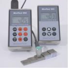 MINITEST 403/405系列 超聲波測(cè)厚儀，用于精確測(cè)量鋼鐵和其它金屬、玻璃、陶瓷、均質(zhì)塑料等材料的壁厚。儀器小巧、堅(jiān)固耐用。測(cè)量無(wú)損、快速、準(zhǔn)確?？梢詼y(cè)量平面和曲面。 