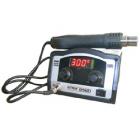 國內(nèi)首創(chuàng)全新架構(gòu)熱風(fēng)拆焊系統(tǒng)，高效熱風(fēng)溫控，相比傳統(tǒng)858吹焊效果更顯著。大功率發(fā)熱芯，比普通熱風(fēng)拔放臺吹焊更快速，效果更均勻，大大提升您的工作效率。無刷直流電機(jī)伺服機(jī)構(gòu)，極低噪音，傳力結(jié)構(gòu)風(fēng)口設(shè)計即使您配備了市場上抵擋噴嘴亦不會燒毀手柄。全密閉鋁合金機(jī)箱設(shè)計，可用于任何復(fù)雜環(huán)境下工作。