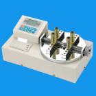 功 能：
ANL-P瓶蓋扭矩測試儀是為測試和檢測各種瓶蓋開合扭矩而設(shè)計(jì)制造的一種智能化多功能計(jì)量儀器.專用于檢測各種瓶蓋、燈頭等產(chǎn)品的開合扭矩。裝夾方便、快速，附有USB串口輸出，可將數(shù)據(jù)傳送至電腦做分析、打印等相關(guān)處理。
