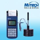 一、概述：
美泰MH500便攜式里氏硬度計(jì)是我公司的升級(jí)產(chǎn)品，性能和品質(zhì)更優(yōu)。儀器依據(jù)里氏硬度測(cè)量原理，可以方便快捷地對(duì)多種金屬材料進(jìn)行測(cè)量，即刻顯示硬度測(cè)量值的同時(shí)，可在多種硬度制氏（布氏HB、洛氏HRC、維氏HV、肖氏HS）間自由轉(zhuǎn)換，可預(yù)先設(shè)置公差限，超出范圍自動(dòng)報(bào)警。該產(chǎn)品主機(jī)與高速熱敏微型打印機(jī)一體化設(shè)計(jì)，原裝進(jìn)口熱敏高速打印機(jī)芯支持現(xiàn)場(chǎng)即時(shí)打印功能，進(jìn)口長(zhǎng)效打印紙保證數(shù)據(jù)長(zhǎng)久貯存。低功耗設(shè)計(jì)理念依托穩(wěn)定IC集成電路，標(biāo)配大容量、長(zhǎng)壽命、高速充電鎳氫電池組。全中文顯示，菜單式操作簡(jiǎn)單方便，七種異型沖擊裝置無(wú)需校準(zhǔn)，自動(dòng)識(shí)別，USB接口傳輸，大容量存儲(chǔ)，并附有PC機(jī)人性化數(shù)據(jù)處理軟件
