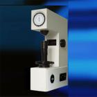 儀器簡介：
XHR-150型塑料洛氏硬度計采用自動加卸試驗力機構(gòu)，裝有可調(diào)總試驗力保持時間的電位器，試驗力變換由變荷手輪的旋轉(zhuǎn)而獲得，所以操作簡便迅速，除度盤對零外，沒有人為的操作誤差，具有很高的靈敏度，穩(wěn)定性。
適用于工廠車間和實驗室。
