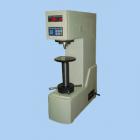 儀器簡介：
硬度是材料機械性能的重要指標(biāo)之一，而硬度試驗則是判斷金屬材料或產(chǎn)品零件質(zhì)量的重要手段。所謂硬度，就是指材料在一定條件下，抵抗另一本身不發(fā)生殘余變形物體壓力的能力。抵抗的能力越大，硬度越高，反之則硬度低。
布氏硬度試驗主要用于鑄鐵、鋼材、有色金屬等材料的硬度測定，此外還可以用于硬質(zhì)
的塑料、電木等某些非金屬材料硬度的測定。適用于工廠、車間、試驗室、大專院校和科研機構(gòu)。
