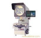 特點

±    采用投影筒升降調(diào)焦，荷重可達50千克，適宜重型工件。可選Z系列正像型，影像與工件同向，正立直觀。
±    光學系統(tǒng)質(zhì)量優(yōu)良，物鏡成像清晰，放大倍率準確，在透射光照明下，輪廓測量誤差小于0.08%。
±    投影屏旋轉(zhuǎn)機構(gòu)裝有角位移光電傳感器，顯示分辨率達1′或0.01°可作任意角度的快速測量，誤差在5′之內(nèi)。
±    數(shù)字顯示系統(tǒng)具有多種顯示功能，可進行公/英制轉(zhuǎn)換；相對/絕對坐標轉(zhuǎn)換；角度的60進制與100進制轉(zhuǎn)換以及坐標值的二等分。

