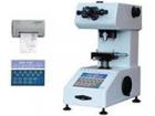 儀器免除了查表的麻煩，將測微目鏡測得的對角線長度輸入程序，即直接在LCD顯示屏顯示硬度值，并由內(nèi)置打印機(jī)打印測量數(shù)據(jù)：最大值，最小值，分散度，平均值和均方差等。 

