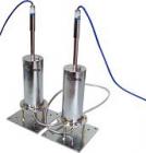 產(chǎn)品簡介：

由兩個或兩個以上液位傳感器及儲液罐組成，儲液罐之間由液體連通管和氣體連通管相連.。使用時將基準罐置于一個穩(wěn)定，并基本與測點保持水平的基點，當各測點發(fā)生升降時，將引起罐內(nèi)液體的增多或減少，通過液位傳感器的讀數(shù)了解各測點的差異變形情況。主要用于路基、路塹、橋梁、建筑、地鐵、水利大壩、房屋等差異沉降以及橋路過渡段的監(jiān)測測量。