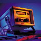 產(chǎn)品描述 

OBO PCS是一種峰值電流傳感器，它可以將脈沖電流值記錄并永久地儲(chǔ)存在磁卡上。


OBO PCS-CS鑒定裝置是一種專用磁卡閱讀器，它可以用來(lái)讀取儲(chǔ)存在PCS卡上記錄的電流值。


OBO PCS卡固定于引下線上，這樣可以檢測(cè)出該等電位連接線上通過的最大脈沖電流數(shù)值，并可隨時(shí)檢查防雷器是否有起到相應(yīng)的作用。


PCS上的磁條以一種特殊的方式進(jìn)行編碼，由于每根帶電導(dǎo)體均可產(chǎn)生磁場(chǎng)，該磁場(chǎng)的強(qiáng)度與導(dǎo)線電流值的大小具有函數(shù)關(guān)系，因而該磁場(chǎng)可以控制電磁條的編碼。使用磁卡閱讀器可以識(shí)別PCS卡上的電磁編碼，從而反映出脈沖電流的大小。